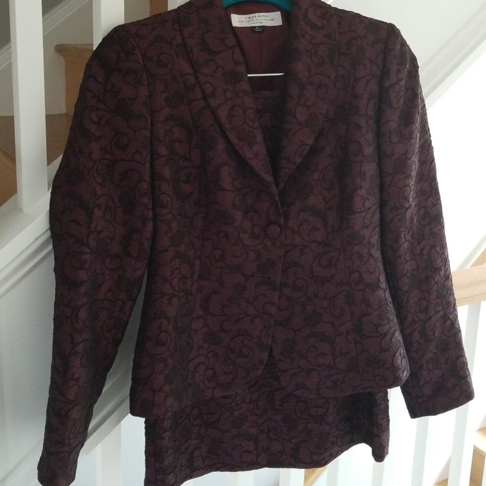 Sz 2P Tahari suit - gorgeous